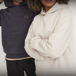 Istoria Hanoracelor: De la Îmbrăcăminte Sportivă la Streetwear